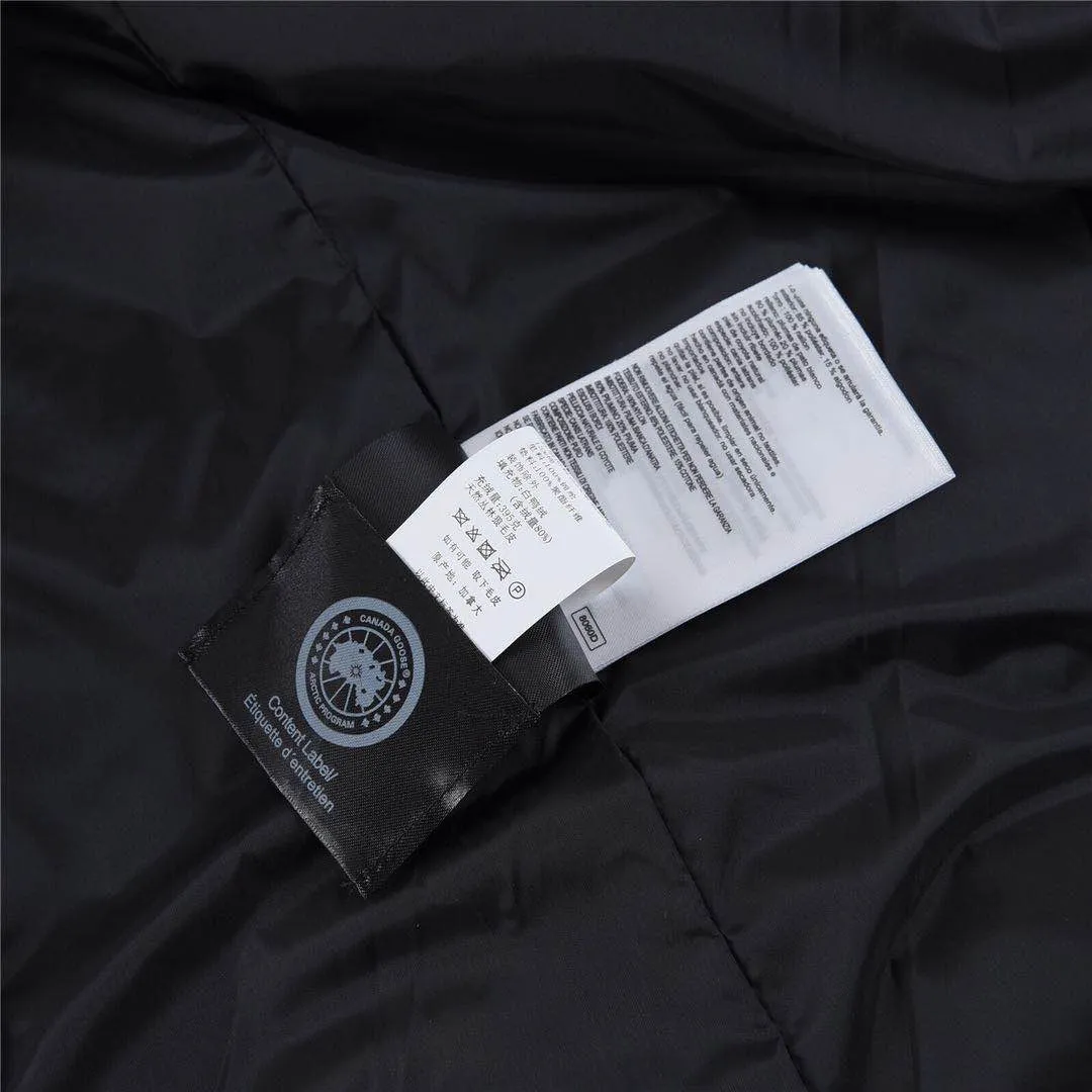 P760 Canada Goose Canada Goose #Mystique 3035LB extended parka down jacket/22 styles #women# ➖ Genuine synchronous anti-counterfeiting chip sensor! ➖ Imported 21-count polyester-cotton blended original fabric [last year’s 16-count/18-count hard fabrics have been completely eliminated, this year all use 21-count genuine synchronous fabrics, the soft mid-strap feels delicate and textured], genuine synchronous Feather-Light 10D waterproof coating fabric, made of 84.5 polyester fiber and 15.5 cotton, 100% the best feel in the entire network! ➖ The genuine official website is synchronized with the international standard 90 velvet! ➖ Using the best nylon lining with double double-layer sealing design, velvet-proof No. 7 needle + grid-filled down ready-made garments, there is 100% no so-called velvet running! ➖ The cuffs are designed with thickened seamless threads, and the collar and pockets are lined with top-quality polar fleece to keep you warm and comfortable! ➖ Yoshida YKK provides original custom-made electroplated sliders. YKK two-way lockable zippers are tight and smooth and will not peel off paint! ➖ 3M composite guarantees that the Velcro is the same as the original, durable, and all accessories and hardware are custom-made! ➖ Imported BEHRINGER embroidery machine to customize the 10,000-needle embroidery logo, 98% of which can be reproduced to restore the original logo. You can check and compare on the official website! ➖ The fur collars are all made of large pieces of Western Canadian blue wolf hide, ensuring that each fur collar is 13-15cm wide!  ⛔No slander, no exaggeration, professionalism because of focus!  SIZE: S M L [Attached: Size chart]